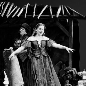 DER ZIGEUNERBARON von Johann Strauß; Theresa Sommer - Saffi, Sandra Fechner - Czipra,, © Clemens Heidrich